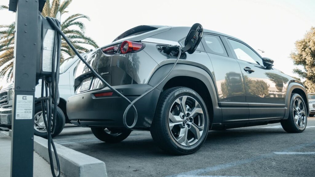 Baterías de litio + fotovoltaica: ¿cuándo compensa si tienes coche eléctrico?